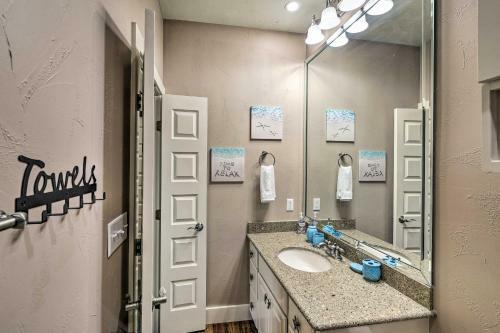 Beautiful Crystal Beach Escape With Large Deck!