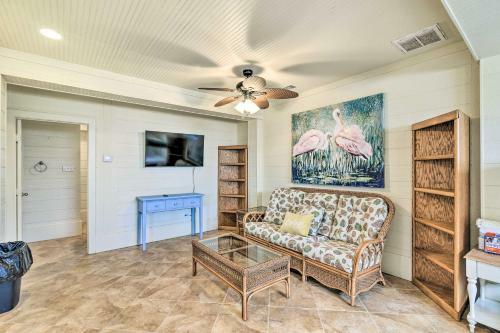 Beautiful Crystal Beach Escape With Large Deck!