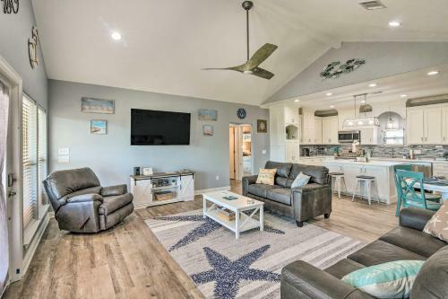 Coastal Crystal Beach Escape - Walk To Beach!