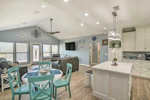 Coastal Crystal Beach Escape - Walk To Beach!