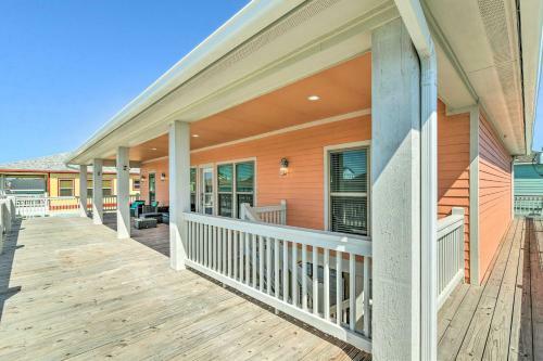 Coastal Crystal Beach Escape - Walk To Beach!