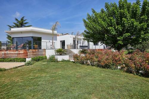Modern Villa 4 Beds With Swimming Pool