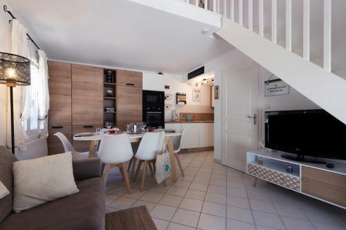 Maison Avec Piscine A Quelques Metres De La Mer !