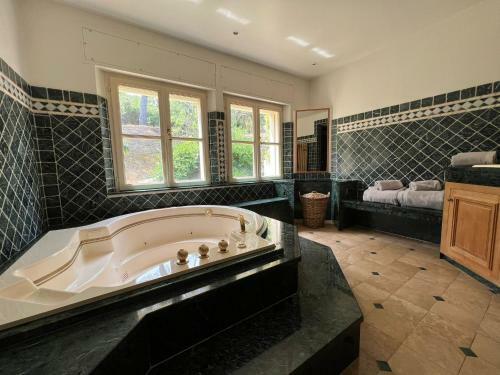 7 Bedroom Luxury Villa Near St. Tropez & Beach