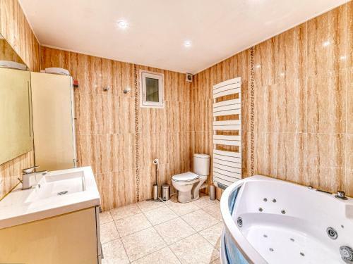 Maison Saint-gervasy, 5 Pi�ces, 6 Personnes - Fr-1-669-2