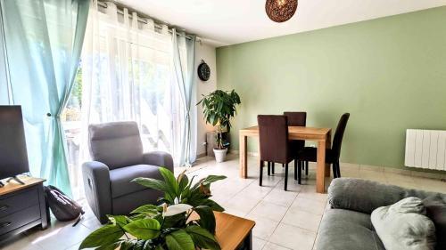 Maison 2ch, 74m�, Tout �quip�e, Parking, Jardin