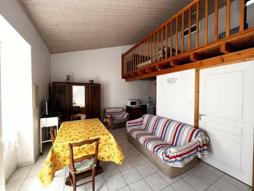 Maison Saint-mathurin, 1 Pi�ce, 2 Personnes - Fr-1-197-546