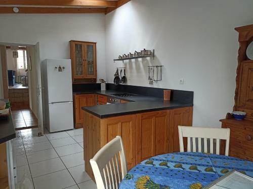 Maison Marin, Charming Village Cottage With Pool