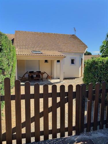 Chaleureuse Maison Avec Jardin Et Piscine Commune