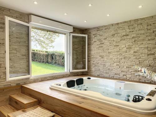 Apartamento La Maison Du Val / Jacuzzi - Billard - Jardin - Standing - Wifi - Parking