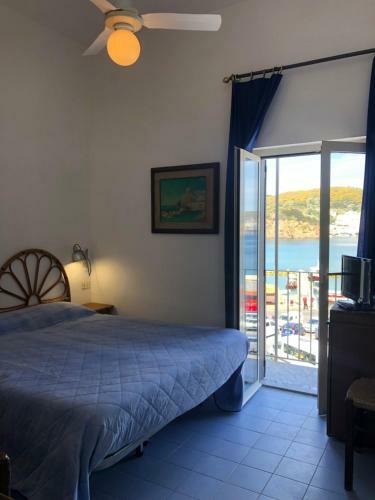 Hostal Visitponza - Le Stanze Sul Corso