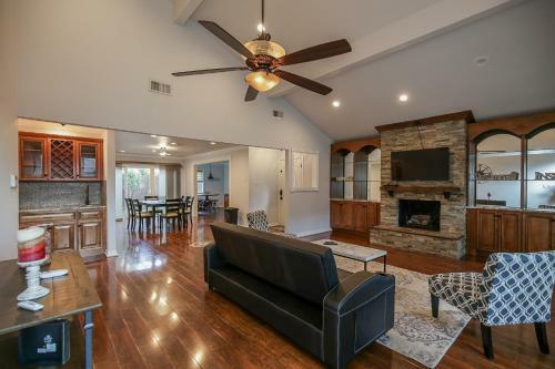 Astonishing Home W Pool In Energy Corridor-houston