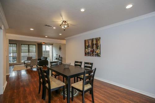 Astonishing Home W Pool In Energy Corridor-houston