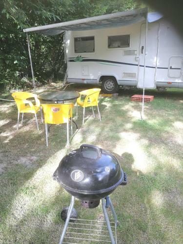 Camping Car Immobile Dans Jardin