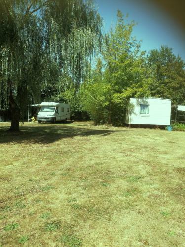 Camping Car Immobile Dans Jardin