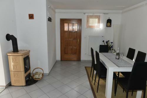 Hostal Vila Kosca - 2 Apartments For Rent