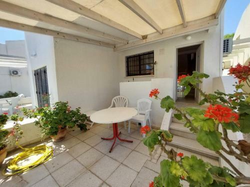2 Bedroom Maisonette, 50m From The Sea