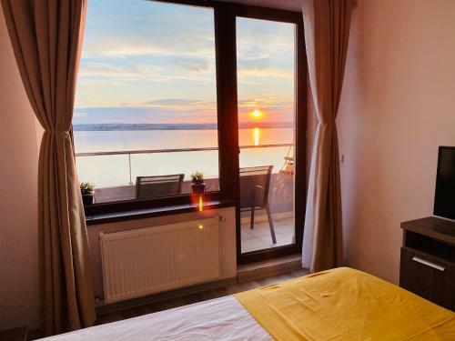 Lake View Summerland Apartment