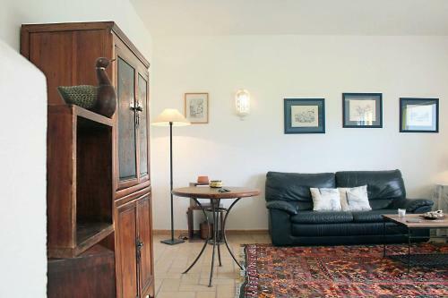 Sunny Pool House & Open Garden