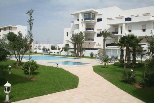 Pool And Sea View Beach Apartment