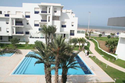 Pool And Sea View Beach Apartment