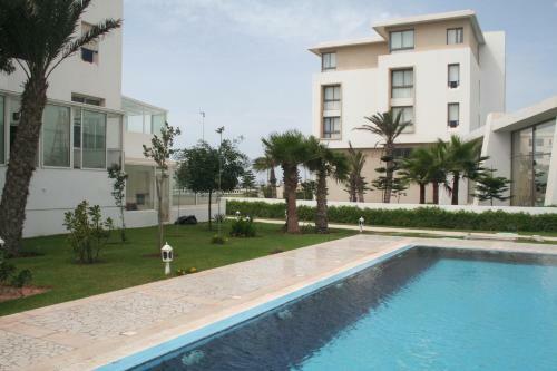 Pool And Sea View Beach Apartment
