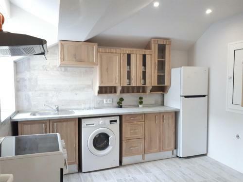 Top Center 4-bedroom Apartment