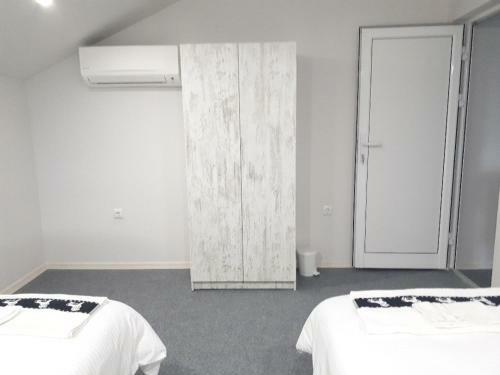 Top Center 4-bedroom Apartment