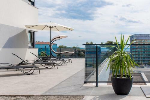 Lion's Beach Apartments