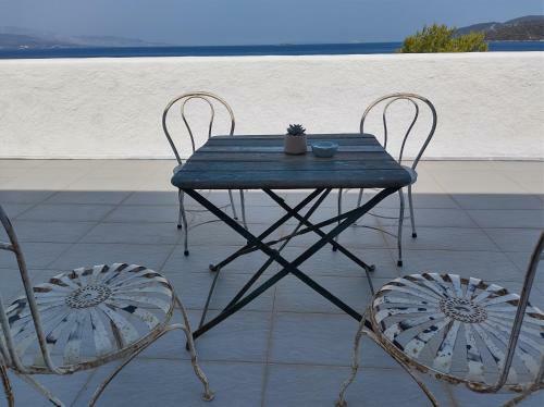 Hostal Villa Elia Waterfront Suites & Pool