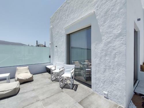 Hostal Villa Elia Waterfront Suites & Pool