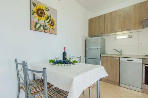 Apartments Miki & Roza