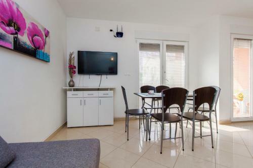 Apartments Miki & Roza