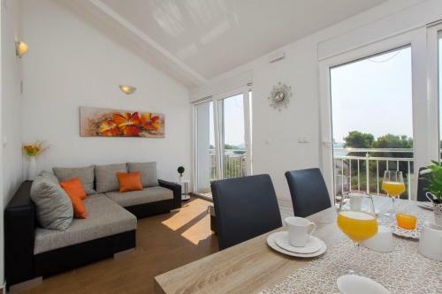 Apartments Miki & Roza