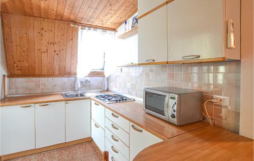 Nice Apartment In Rosolina Mare With Wifi And 2 Bedrooms