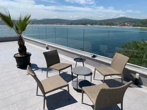 Modern Waterfront 1-br Apartment With Aircon