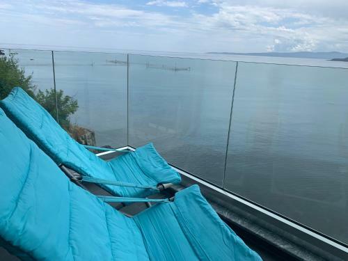 Modern Waterfront 1-br Apartment With Aircon