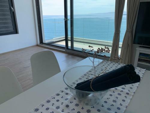 Modern Waterfront 1-br Apartment With Aircon
