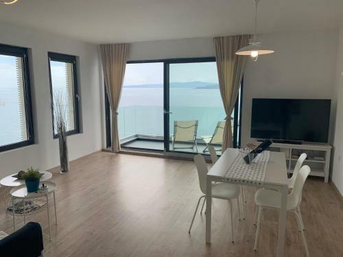 Modern Waterfront 1-br Apartment With Aircon