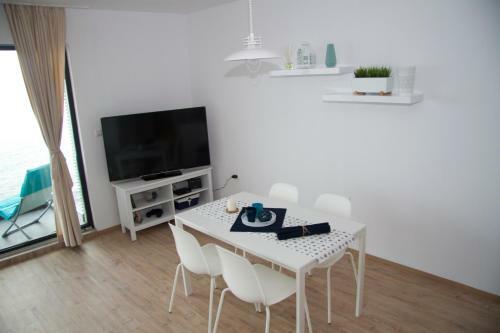 Modern Waterfront 1-br Apartment With Aircon