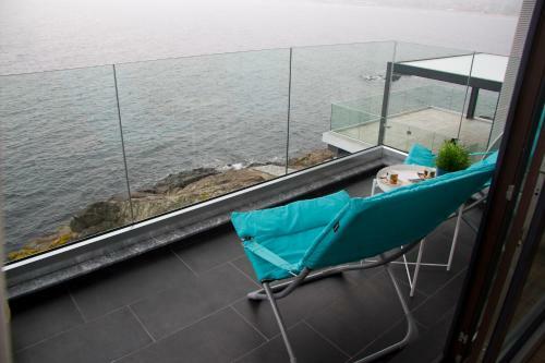 Modern Waterfront 1-br Apartment With Aircon