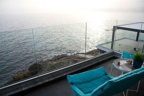 Modern Waterfront 1-br Apartment With Aircon