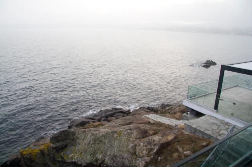 Modern Waterfront 1-br Apartment With Aircon