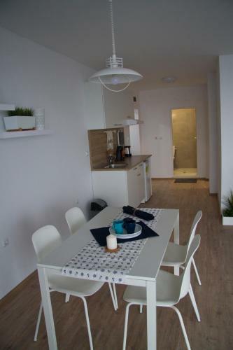 Modern Waterfront 1-br Apartment With Aircon