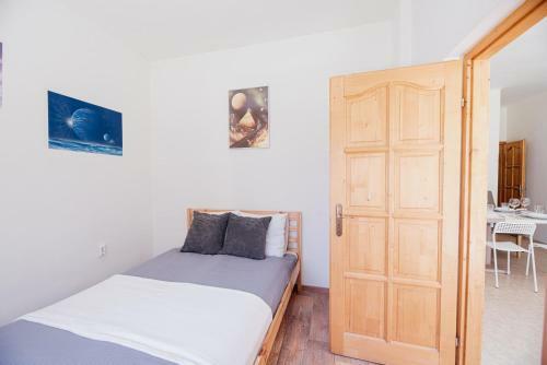 Csal�di H�z Nagy Kerttel Balatonszabadiban