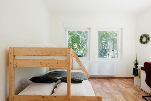 Csal�di H�z Nagy Kerttel Balatonszabadiban