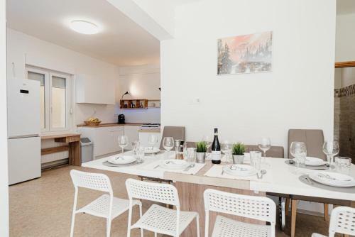 Csal�di H�z Nagy Kerttel Balatonszabadiban