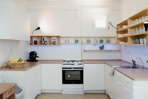 Csal�di H�z Nagy Kerttel Balatonszabadiban