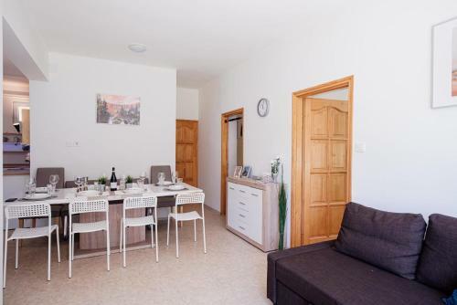 Csal�di H�z Nagy Kerttel Balatonszabadiban