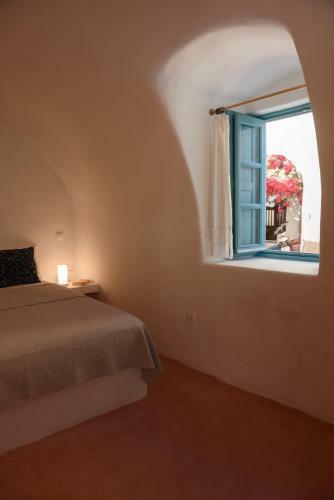 Santorinio Yellow House